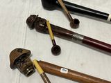 Quatre types différents de tabacs à pipe sont alignés sur une table