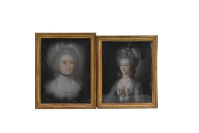 deux portraits encadrés représentant une femme et un homme aux cheveux blancs