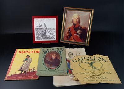 Plusieurs livres sont posés sur une table, à côté d'un cadre photo.