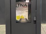 une boîte métallique noire sur laquelle est posé un journal