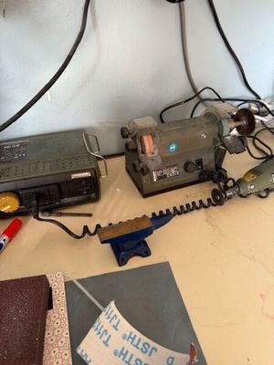 une table sur laquelle se trouvent un téléphone, une radio et d'autres objets