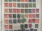 la photo d'un livre portant de nombreux timbres