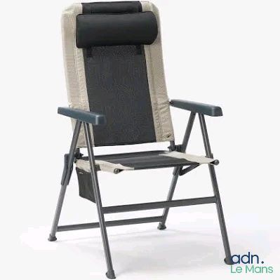 un fauteuil inclinable posé sur un fond blanc