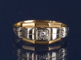 une image d'une bague en or et en diamant sur une surface noire