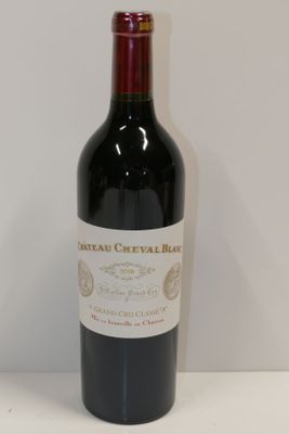 une bouteille de vin posée sur une table