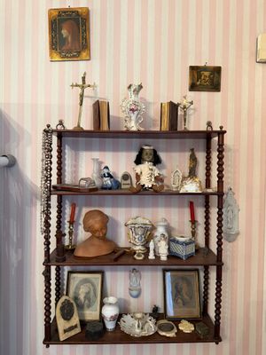 une étagère contenant beaucoup d'objets