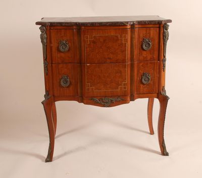 une image d'une commode en bois avec un plateau en marbre