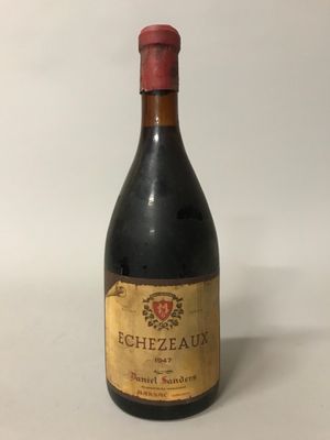 gros plan d'une bouteille de vin sur une surface blanche