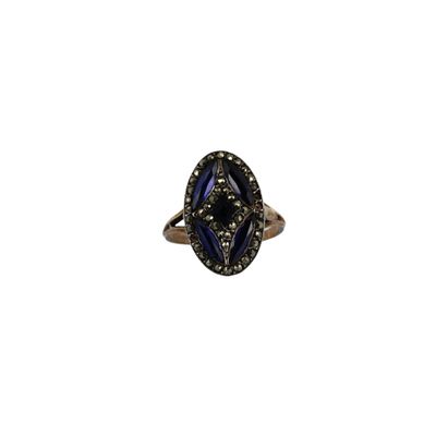 gros plan d'une bague sur fond blanc