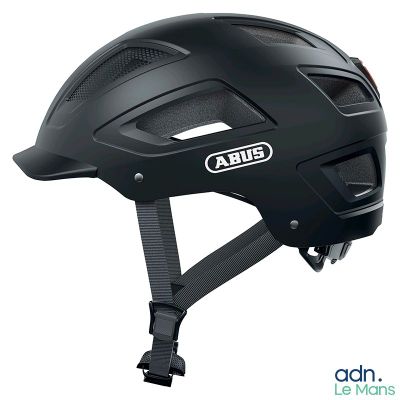 gros plan d'un casque sur fond blanc