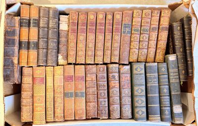 une boîte remplie de vieux livres posée sur une table