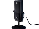 un microphone branché à un chargeur posé sur un pied