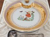 une assiette avec une cuillère et un repose-cuillère dans une boîte