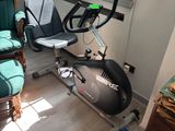 une pièce dans laquelle se trouvent une chaise, un vélo et une chaise