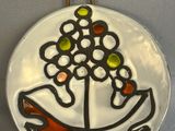 une photo d'une plaque de verre ornée d'un motif floral
