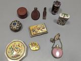 un grand nombre d'objets posés sur une table