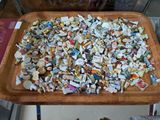 un plateau en bois rempli d'épingles et d'aimants posé sur une table