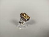 Gros plan sur une bague ornée d'une pierre jaune