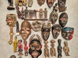 de nombreux types de masques africains posés par terre