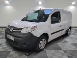 la camionnette blanche est garée dans une grande pièce au sol en damier