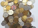 une pile de pièces de monnaie posée sur une surface blanche