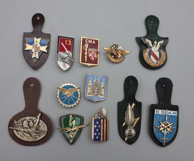 tout un tas d'insignes accrochés au mur