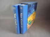 deux livres posés côte à côte sur une table