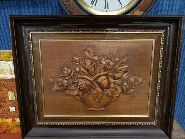 Tableau décoratif sur bois sculpté « nature morte aux fleurs ». S