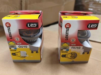 deux boîtes d'ampoules posées sur une boîte en carton