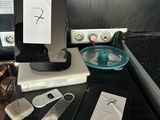 une tablette posée sur un bureau, à côté d'un ordinateur portable