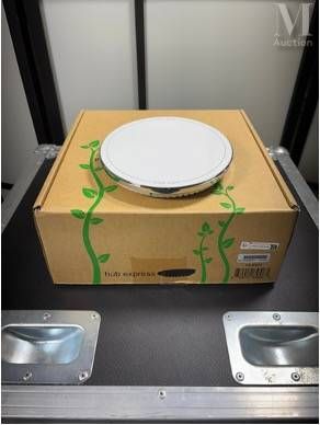 une assiette blanche posée sur une boîte en carton