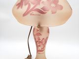 lampe rose et blanche avec un abat-jour rose sur fond blanc