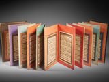 une image représentant un groupe de livres alignés en rangée