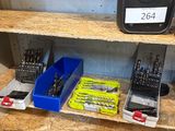 de nombreux outils sur l'étagère dans la pièce