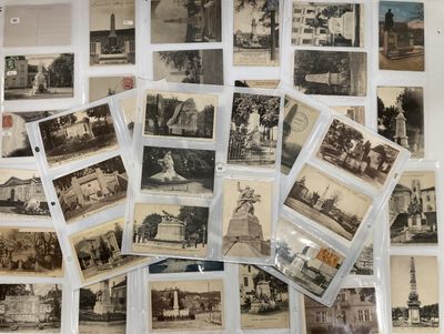 beaucoup de vieilles photos en noir et blanc accrochées au mur