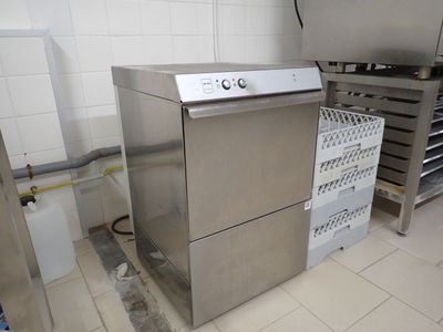 un lave-vaisselle en acier inoxydable au milieu d'une cuisine