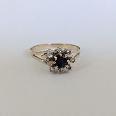 un gros plan d'une bague en or sertie d'un diamant noir et blanc en son centre