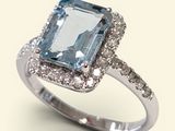 une image représentant une bague sertie d'une topaze bleue entourée de diamants blancs
