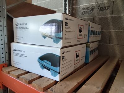 trois cartons posés sur une palette dans un entrepôt