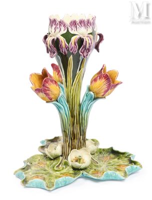 des fleurs violettes et jaunes dans un vase posé sur une surface blanche