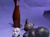 trois sculptures d'animaux et un chat sur fond violet