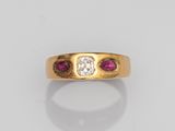 une bague sertie de diamants et de rubis