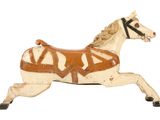 un cheval en jouet qui court sur une surface blanche