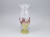vase en verre violet et vert orné de fleurs sur un fond blanc