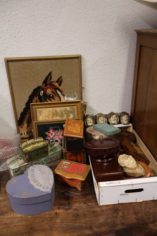 Lot de boîtes diverses en carton, bois, tissus, trois cadres, joi...