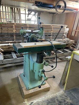 une machine placée au milieu d'une pièce