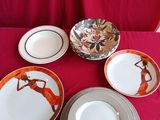 Plusieurs assiettes et bols sont posés sur une nappe rouge.