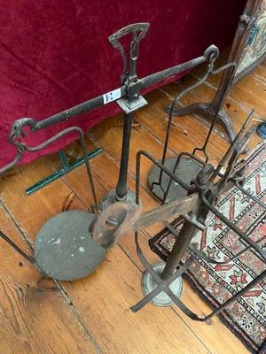 Réunion de deux Grandes balances de boulangerie ancienne fra…