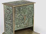 une image représentant une petite boîte en bronze ornée d'un cerf