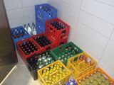 de nombreuses caisses de bouteilles de soda dans un coin de la pièce